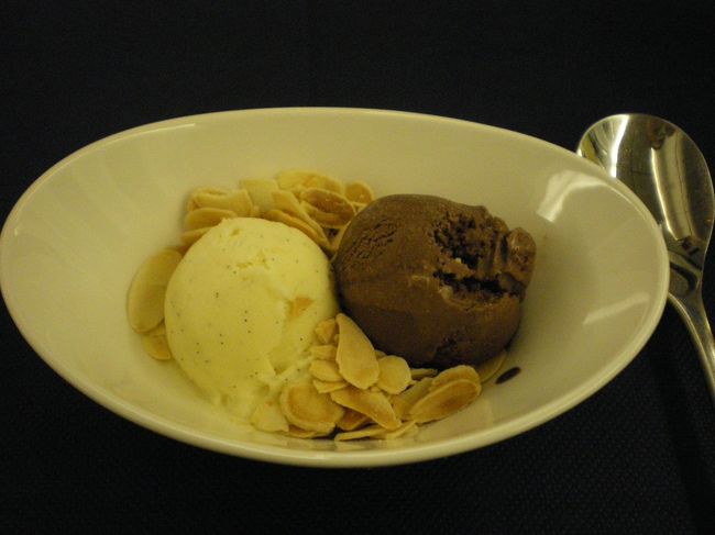 デザートのバニラとチョコのアイス。