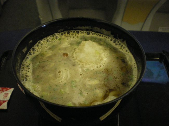 目覚めたら朝食時間。<br /><br />夕食を沢山頂いてお腹が空いていなかったので、おうどんを頂きました。<br />これがまた美味しい！<br />お出汁を飲むと「日本人だな〜」って感じました（笑）<br /><br />あっという間に成田へ着陸。<br />ビジネスは本当に快適でした。<br /><br />成田からは羽田に移動し山口へ。<br />楽しかった旅行もこれで終わりです。<br /><br />最後に買ってきて良かったお土産をご紹介します。