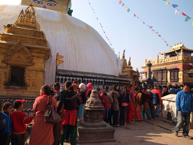 祠は狭いので、そこに入るための行列、長かったです。