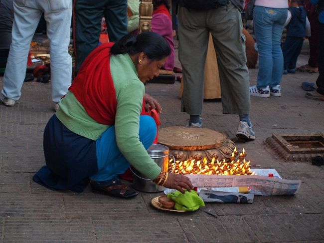 ろうそくの火を捧げるようで、あちこちで、ろうそくの火を商ってました。