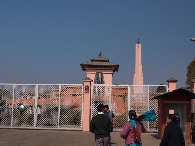 スワンブヤナートのあとは、旧王宮の博物館にいきました。<br />十数年前に来たときには、王様が住んでいたのですが、その後、皇太子による王族一家殺戮事件が起きて、その後、王政が廃止されて、今は、博物館となっています。