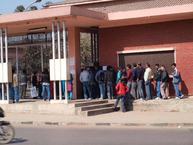 土曜日は、いつも以上に、たくさんの地元の人が参観にきてました。<br />ガイドさんに、この事件のことを尋ねると、完全に謎のミステリーと答えました。