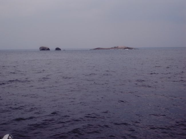 あー、しかし天気は一向に良くならず。暗い・・・<br />ほんとはこれ、サンセットタイムなんですよー。<br /><br />ま、この曇天にも関わらず海の中のキレイさはすごいと思ったけど。<br /><br />エレファントヘッドロックまでやってきました。