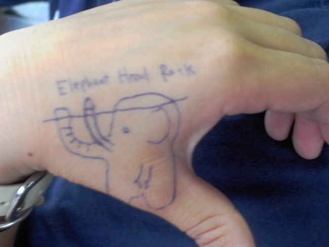 私にはこの岩の形状のどこをどう見れば象さんの頭に見えるのかわからなくって、絵に描いて説明してもらいました。<br />左から、鼻先、牙先、頭だったのね！<br /><br />それよか、このイラストの象さん、二足歩行（笑）！！！<br />手（前足）、細っ。<br />