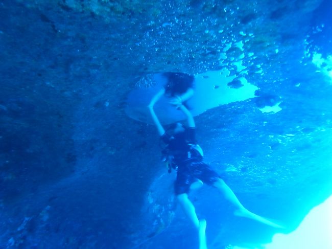 手を突っ込むと、ドライ空間。<br /><br />鏡みたいに映ってます。<br />向こうにいる誰かと、手つないでるみたい。<br /><br />