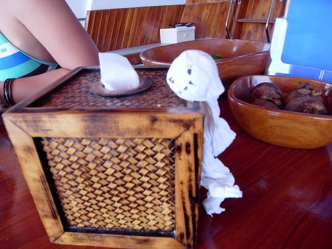 相変わらずの天気の悪さに誰かがテルテル坊主作ってましたが、こいつすら元気がない？？？ヨレヨレ・・・<br />すでに湿気にやられちゃった模様ですねぇ。こんなに元気がなきゃ晴れる訳がない。。。<br /><br />昼間のどんよりお天気にめげず、逆に夜はＵＮＯ大会で大盛り上がりしちゃいました！！<br />みんなイマイチの天気に４本目行かずにさくっとダイビング切り上げちゃうもんだから、長ーい夜が待ってるんですよね。<br />ＵＮＯってなんであんな盛り上がるかね？さらにバツゲームでは、いい大人たちが顔や体に落書きのしあいっこ♪<br />大人の修学旅行気分でちょー楽しい（笑）。<br /><br /><br /><br /><br />