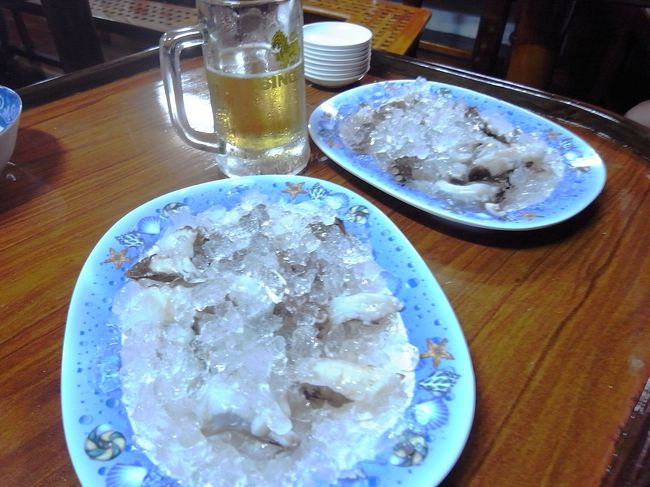 夜ごはん、例のホース１本で潜る漁師軍団の船に、活きのいい奴を仕入れに行ってきました。<br /><br />タコは軽くゆでて、しょうゆとわさびでいただきます。<br />うまい！<br /><br />