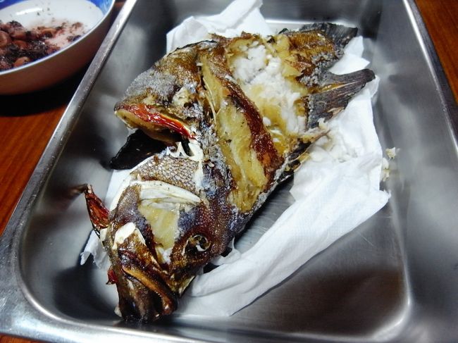 なんだかはよくわからないですけど、白身のお魚。<br />カリカリに揚げていただきました。<br /><br />彼らの船は、筏をちょっとおっきくした程度の屋根もないへっぽこな船。<br />雨露もしのげない船に、足の踏み場もないぐらい人が乗ってて、大丈夫？って心配になる。<br />ミャンマーから漁に来てるそうですが、無事に帰ってね、本当に。<br />