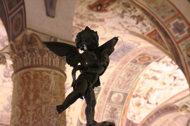 噴水になっているのですね。<br />以前来た時は、中庭部分が工事中で、見られなかったので、今回は嬉しい！