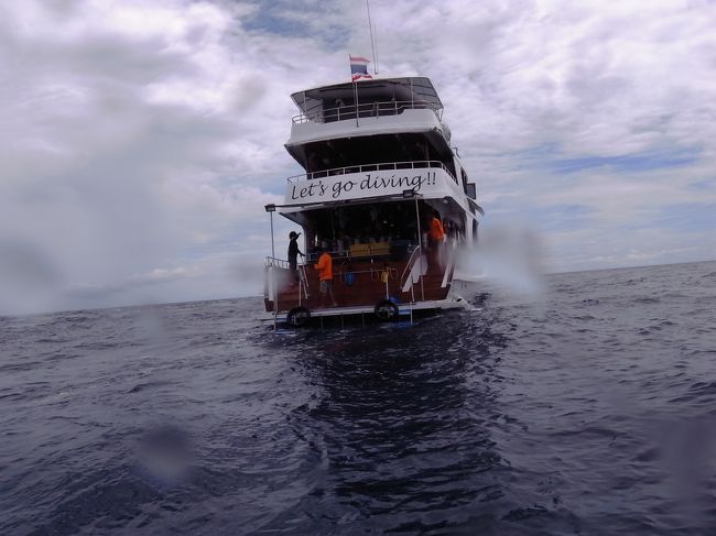 最終日、ようやく太陽が顔を出しました。<br />まだまだ雲がちではありますが・・・<br /><br />おかげで停泊してたボンをなんとか脱出することができ、シミランに向けて南下していきます。