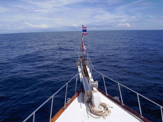 船はプーケットに向け順調に進んでます。<br />天気も良くなる一方。<br />まったく今更かよっ（怒）って言いたくなるけど、やっぱり今更にしてもお天気がいいと嬉しくなる。<br />やっと晴れたので、オープンエリアで日向ぼっこです。晴れれば晴れたで暑い〜〜〜