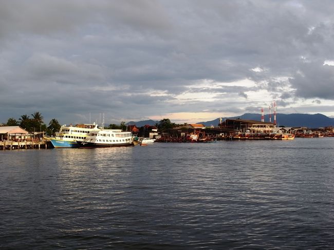 と、まぁ今回も色んなことがあったクルーズでございましたが、ここで暖かいスタッフにお祝いされて100本を迎えられて本当によかった♪<br /><br />思うにここの海は、ずるい海なのかも。<br />小出しに小出しにアピールしてきて、こんな一面もあんな一面もあるのかぁって感心してると気付いた時には虜にされてるような・・・<br />モテる女の戦略みたいなズルさ？まんまと手の中で転がされてるような感じ。それでまた一筋縄に行かないところも魅力なんだろうなぁ。<br />リチリューへの心残りもあるし、また来シーズン！<br /><br />船はタプラム港に到着し、夜はパトンの街まで戻ってみんなで打ち上げ！<br />おつかれさまでした〜