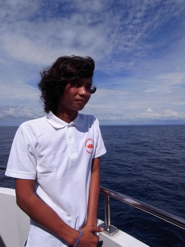 今回お世話になったタイ人クルーの一人、ジャニーズ風のイケメン君。<br /><br />そういや、このイケメン君に着替え中に部屋のドアを開けられ、パンツを中途半端にあげてる途中のおしり丸見え姿を見られたんだった・・・<br /><br />みんなにあたしのお尻について、色々言いふらされてたらどうしようって、クルーズ中気が気じゃなかったんだから（笑）！