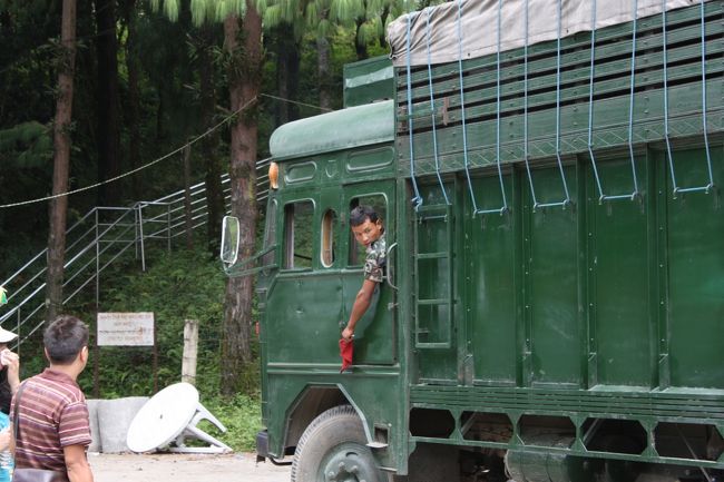 朝一ゲストハウスまで、３人（おば•彼•彼兄）にタクシーで迎えにきてもらいました。<br />彼には会ったことがあったのですが、兄を見たとき衝撃でした。<br /><br /><br />この日はタクシーを貸し切って、カトマンズ観光を試みます。<br /><br /><br /><br />写真は、ナガルコットに行く途中で見かけた軍用車