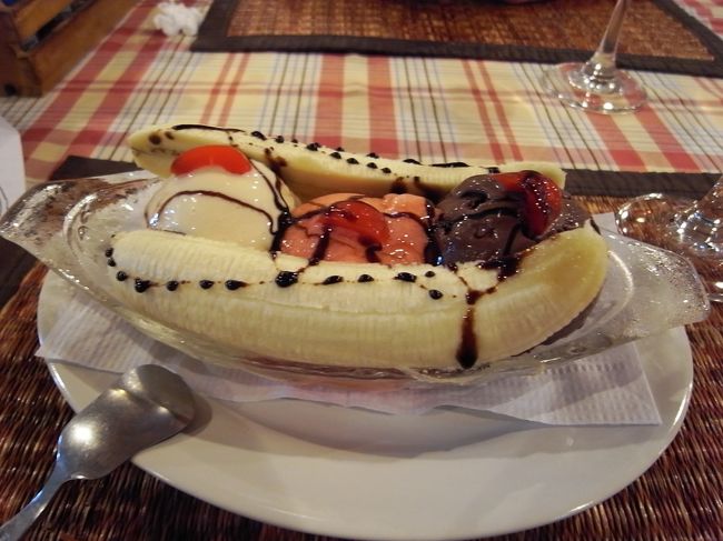 友達と合流してからというもの、めっきり写真をとるの減ってます・・・<br /><br />でも意外と日帰りダイビング行ってると２本しか潜ってない割に結構時間が経ってるもんです。<br />やっぱ、クルーズは効率いいですよね。<br /><br />ディナーはジャンクセイロン近くの『ＰＩＺＺＡＲＩＡ　ＨＵＴ』にて。お店の名前、ピザハットのぱくり？<br />それはさておき、ピザはもちろん、どれ頼んでも安くておいしい！<br />デザートはバナナスプリットです♪甘いもの、やめられな〜い！