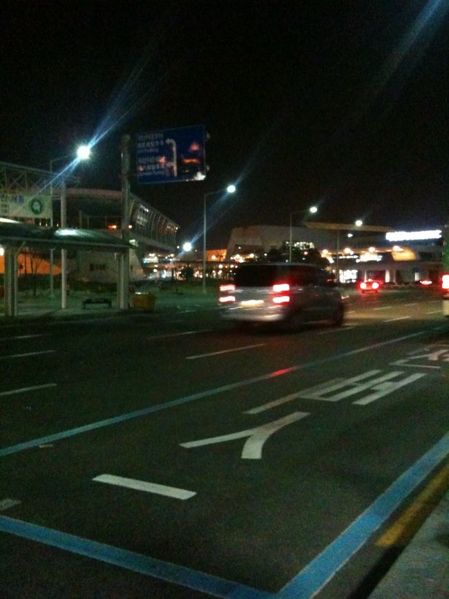 西面のエンジェルホテルまではバスで移動。<br />2番のバス停から、40分おきに出ています。<br />5000Wの運賃は、乗るとき運転手さんに渡します。<br /><br />※他のお客さんが、飛行機の半券を渡して1000Wバックしてもらってたけど<br />あれはどこの航空会社だったんだろう。。。。