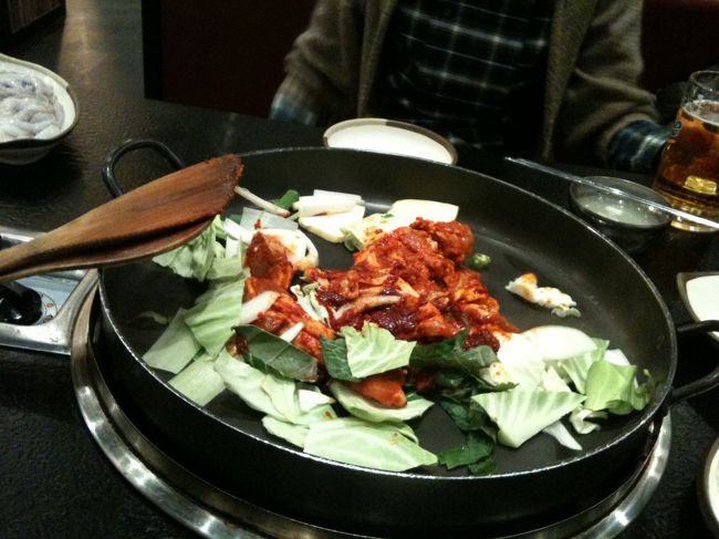 腹減りの我らはとりあーえずご飯に。<br />西面のタコ専門店は、旧正月でお休みだったので他の店にしました。<br />ハングル読めるようになったので、ジモティーが多い박해윤というタッカルビ屋さんへ。<br />たこと鶏の炒めものを頼みました。<br />鉄鍋がでかい！(笑)<br />「ぐりとぐら」に出てくるフライパンみたいです。