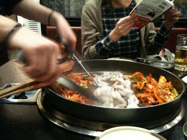 ここの店員さんは皆美男美女ばかりで、で、その美男美女たちがかわるがわる炒めていってくれます(笑)。<br /><br />あとで気づいたけど皆ポックンパを食べてたから<br />タッカルビよりもポックンパが有名なのかなぁ。<br /><br />料理二人前と生ビール2杯でたしか17000w。