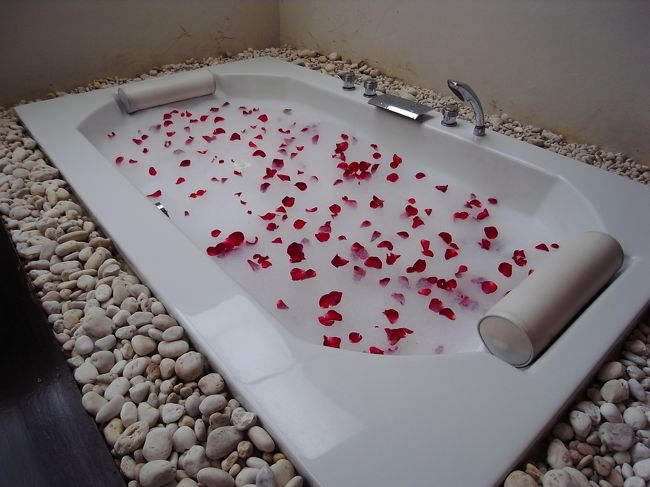 ここのミルクバス、どっかにすごい濃厚って書いてあったの見てたから、かなりのどろどろをイメージしてたので、現実とのギャップにちょっとがっかり。<br />なにせ、他でミルクバスの経験がないので比べようがないですけど、もう他でもミルクバスを選ぶことはないでしょう。<br /><br />そして特に指定してなかったので、真っ裸で友達と二人で入りました。<br />日本の熱い風呂に慣れてると、どうもこういうスパのぬるい風呂は好きになれない。。。