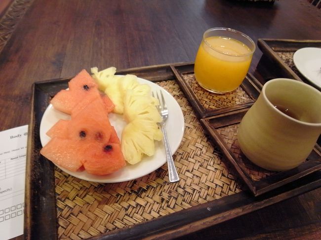 マッサージ後はフルーツとお茶でまたまったり。<br /><br />前回プーケットに来たときに『スコーカルチャラルスパ』と『バライスパ』に行きましたが、私のこの数少ない経験ですが、『スコーカルチャラルスパ』が一番技術が素晴らしいと思います。<br />今度プーケットに来ることがあったら、もうスコーにしか行かないかも。<br />ボディ＆マインドも悪くはなかったんですけどね。<br />