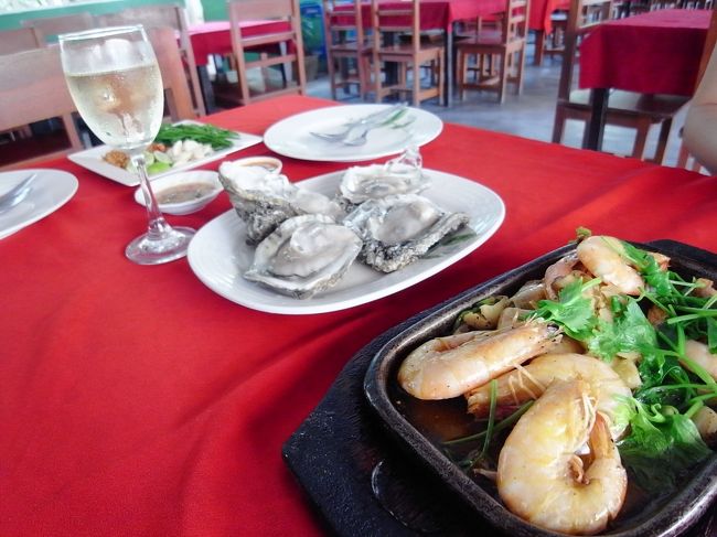この店なら安心して食べれるってことで、私は生がきをがっつきます。<br />かき大好き〜♪しかも安いしうれしい！！<br />真っ昼間から白ワインに生がきなんて、あー素敵〜<br /><br />友達はグリーンカレーとか頼んでましたが、これもおいしかったです。