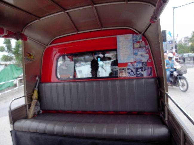 帰りは初トゥクトゥクです。<br /><br />このあたりは全然客ひきのトゥクトゥクがいなくって、しばらく１０分ぐらい街にむかって歩いてて、やっと流しのトゥクトゥクを拾うことができました。<br />なので、この足でジャンクセイロンへ。