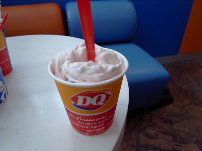 商品名はよくわかんないけど、ストロベリーサンデーみたいなの♪<br />日本でこの店、展開したら、かなりの常連になるだろうなぁ。