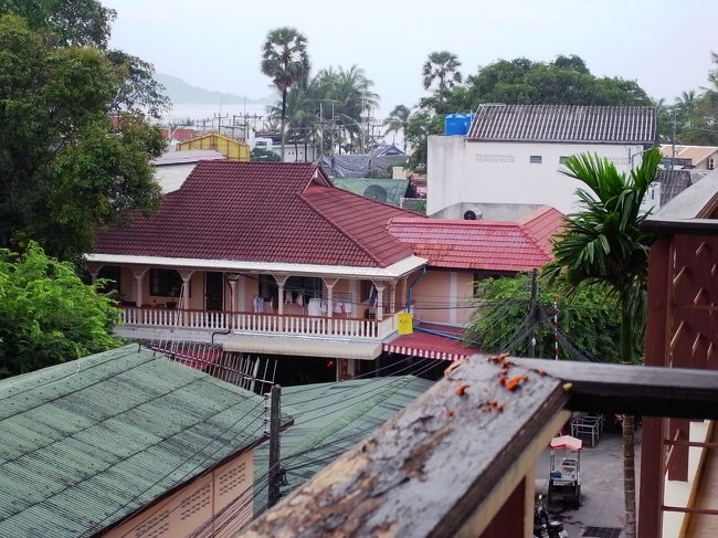 部屋からは遠ーくの方にかろうじてパトンビーチが見えます。<br />パトン滞在中は利便性重視なので、私としてはこれで十分。<br /><br />旧館のデラックススタジオツインに泊まりましたが、バスタブもついてましたよ。<br />１１月料金で１泊一部屋2250バーツ。<br />もっと安宿はいくらでもあるだろうけど、清潔感を求める女性にはおすすめ。<br />