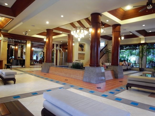 パトンエリアでの宿泊先は、前回も利用させてもらった『ポッパパレス』。<br />ジャンクセイロンにもパトンビーチにも徒歩でいけてコンビニも近いという便利さに加え、大通りに面してないから静かだし、そしてこじんまりしてて清潔感があり、コストパフォーマンス考えると非常に良いホテル！<br /><br />ホテル予約やオプショナルツアー予約はすべて『ブルーアイランド』という現地代理店に出発前に日本からお願いしてたのですが、安いのにちゃんとしてて頼りになりますよ。<br />