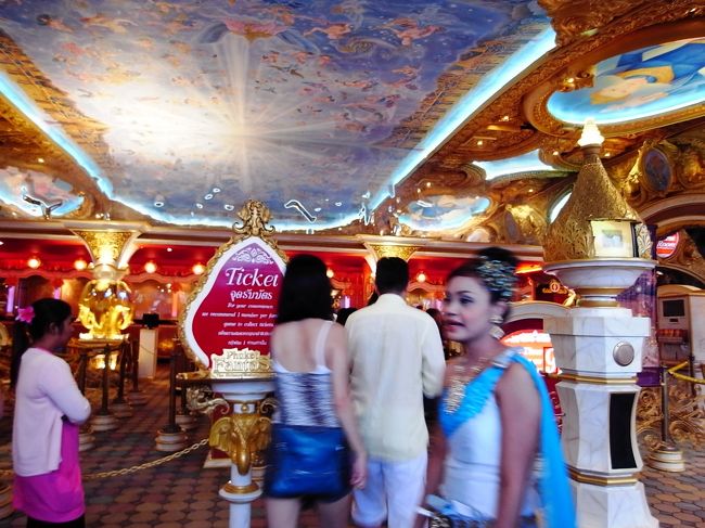 まだエントランスですけど、豪華すぎる。。。