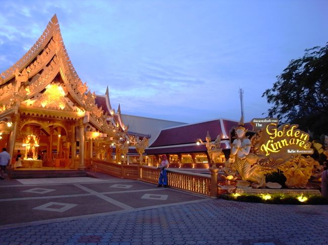 こっちはバイキングレストランの建物だけど、金ピカ、ゴージャスぅー。