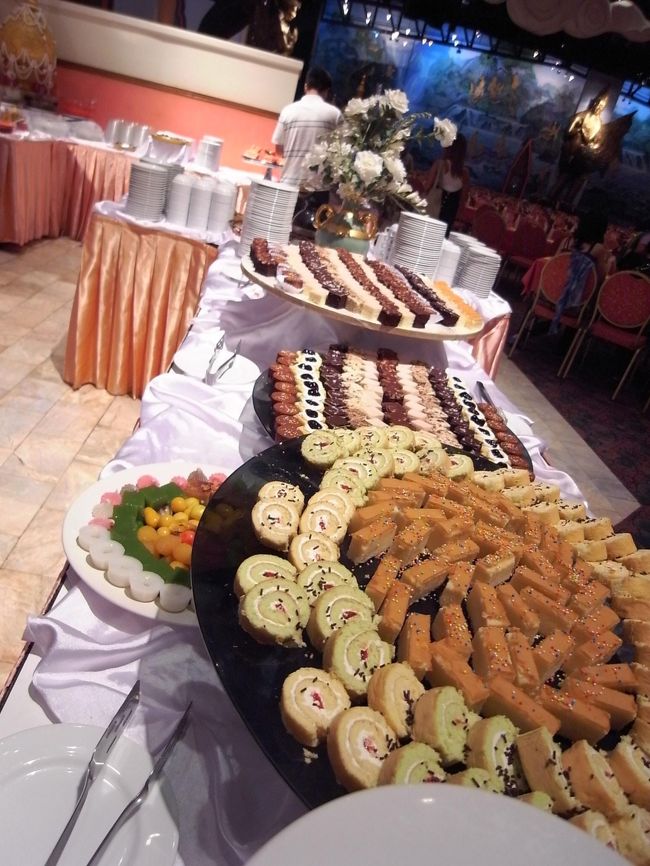 ビュッフェ会場はほんとに広いです。<br />広すぎてどのぐらい人が入れるのか、ちょっと想像できないぐらい。<br /><br />ファンタシーに行かれるなら絶対ディナー付きが楽しくていいと思う。<br />お寿司もあるし、麺もあるし、ローストビーフとか色々。<br />会場、広いので各コーナーを見落とさないように要注意。