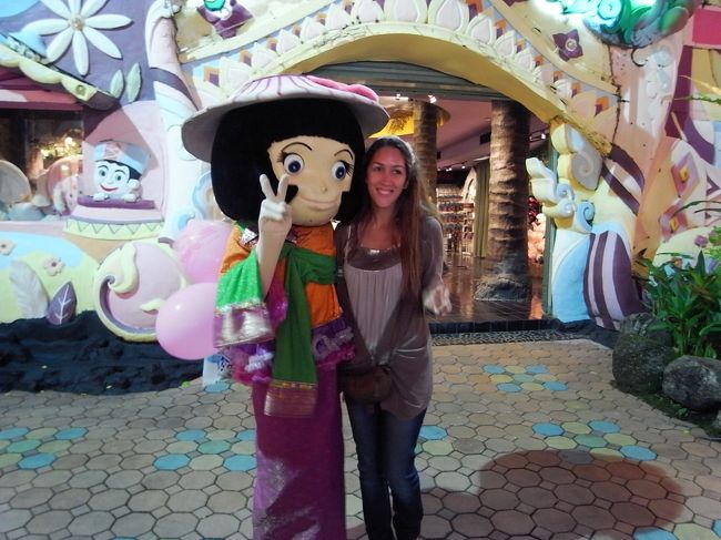 キャラクターはほんと意味不明だけど、あー楽しかった。<br /><br />そしてすごいのが、従業員のやりくりっぷり。<br />ショーの前に、小っちゃいステージでセンターで歌って踊ってたお兄さんが、会場の入り口での案内係を兼ね、さらに帰りのバスの誘導係も兼ねてました（驚）！！<br />演者がそんな雑用も！それとも雑用係が片手間に歌ってるの？？？<br /><br />ま、そんな感じでいろいろ面白かったです。