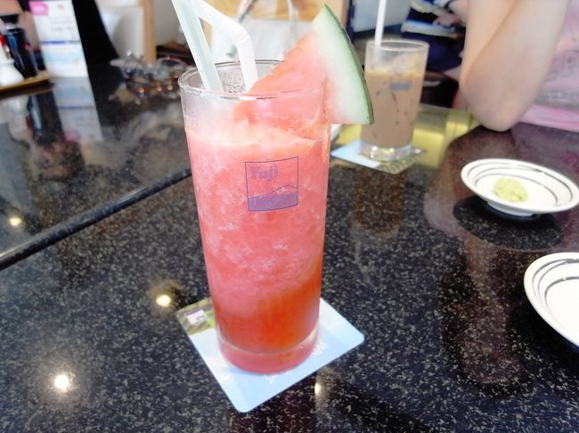 パトン滞在も最終日はだらだら。<br />ほんとはシーカヌーでパンガー湾方面へサンセットを見に行くツアーに参加するつもりでしたが、天気予報みてもいま一つって感じだったのでサンセット見れないんじゃないかってことでやめました。<br /><br />そして、朝はのんびり、昼からジャンクセイロンにお出かけ。<br />ジャンクセイロンの中にある日本料理の『ＦＵＪＩ』でランチです。<br /><br />スイカジュース、おいしい〜♪