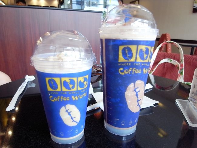 前日にカヌーの予定をキャンセルし、ノープランだった私たちはとりあえず予約なしだけどマッサージでも行くかってことで、ぶらぶら歩きながら『オリエンタルデプーケット』に行きました。<br />でも大盛況ですぐには入れず、同じ建物の１階のカフェで時間つぶします。<br /><br />『オリエンタルデプーケット』はかなりお手頃な街スパですが、韓国人とか中国人がわんさかやってくるので、予約なしだとすぐには入れないみたい。<br />でも予約してまで行くところかって言うと、だったらスコーに行きましょう。<br />韓国人とか韓国でしょっちゅうやってるでしょって思うけど、どこに行ってもマッサージ大好きな人種なのかも。<br />