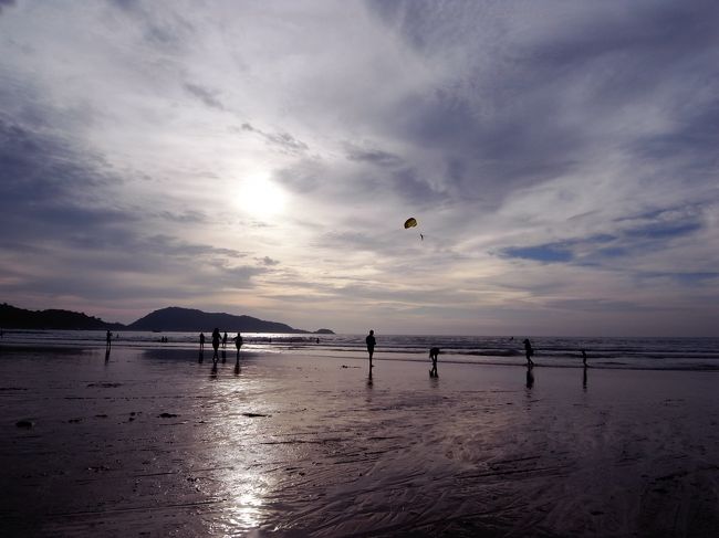 マッサージ後はそのままパトンビーチに出て、ビーチを裸足で散歩して帰ってきました。<br /><br />このぐらいの天気なら、全然カヌーに行けたなぁ。<br />パラセーリングしてる人もいるし。<br />ほんとにみなさん、プーケットの天気予報は信じないでください。