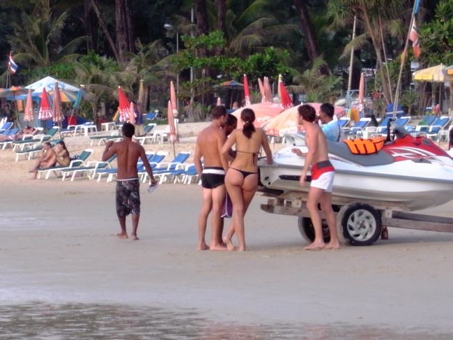 ビーチですんごい、おしりーなを発見！！<br />ちょーセクシー↑↑<br /><br />うらやましいスタイルです。<br />とてもじゃないけど、こんな大胆にＴバックの水着で人目のあるところ歩けない・・・