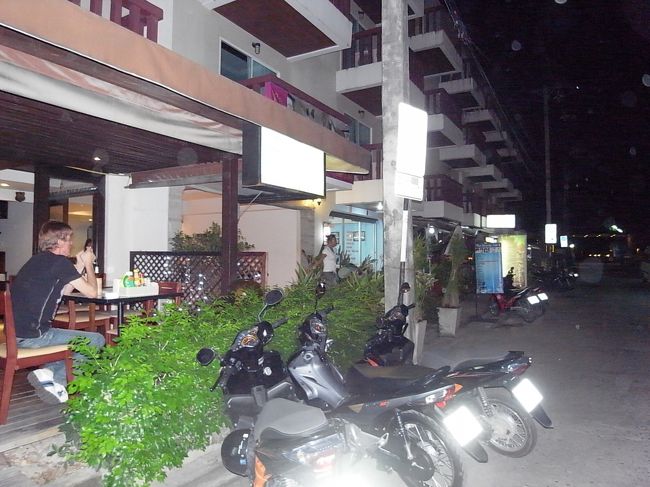 パトンも最後の夜ぐらいになると、レストランで不思議なカップルが多いことにやたらと目が行くようになります。<br /><br />ヨーロピアンのおじさんに、タイ人の男の子の組み合わせ。<br />女の子っていう場合もあるけど、男の子の場合が半分以上。<br />このレストランで食事してたそんなカップルに翌朝、ホテルの朝食会場で遭遇。<br />そっか、お泊りしてたのねぇ。<br />プーケットってそういうところなのかぁってしみじみ思っちゃいます。