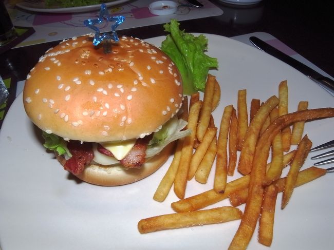 ここではハンバーガーをオーダーしましたが、とってもおいしかったので、『ポッパパレス』に宿泊される方は是非、利用してみてください。<br />おすすめ。