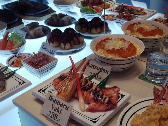 痛みの波は押し寄せてはひき、押し寄せてはひきを繰り返し、永遠に終わらないのではないかと思うぐらい。<br />トイレに行って出すもの出しても痛みの波はやみません。<br />変な汗が止まらないし、痛みのせいで眠れないし、もよおすし・・・<br /><br />あー、カツドンにしとけばよかったぁぁぁぁぁぁぁ