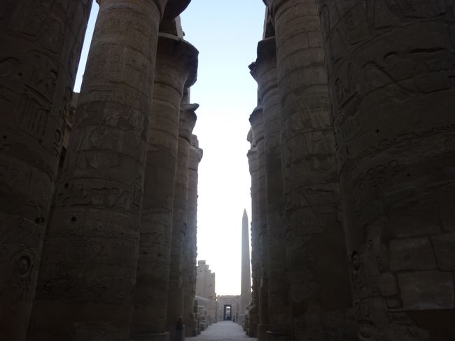 巨大な柱を抜けて奥へと進み、