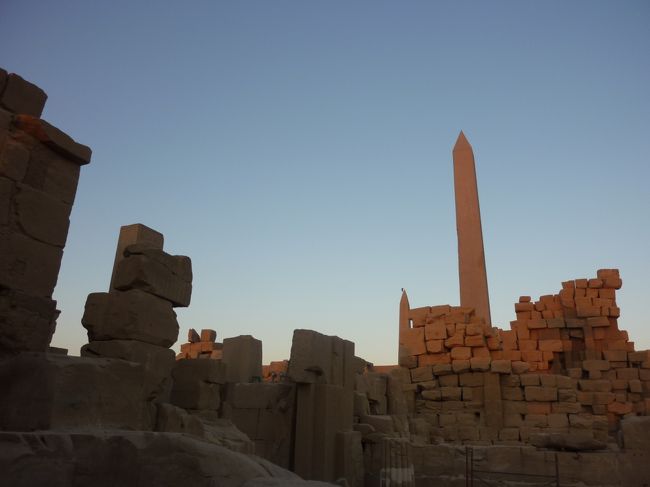 オベリスク!<br /><br />パリのコンコルド広場のオベリスクは<br />ルクソール神殿のやつだったかな。<br /><br />ふいに、広場に立っているより、<br />やっぱし、神殿の中に立っている方が、<br />雰囲気あるでしょー。