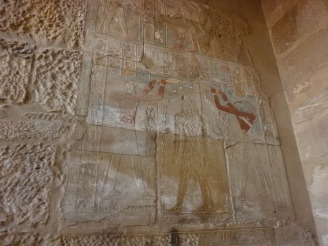 途中でエジプト人男性が<br />ついてくるように促された。<br />すると、写真に映る壁に<br />つれて行かれた。<br /><br />レリーフが削られた後があるものの、<br />何が何だか良くわからず(?_?)<br /><br />とりあえず、1LE.バクシーシ渡してその場を離れた。