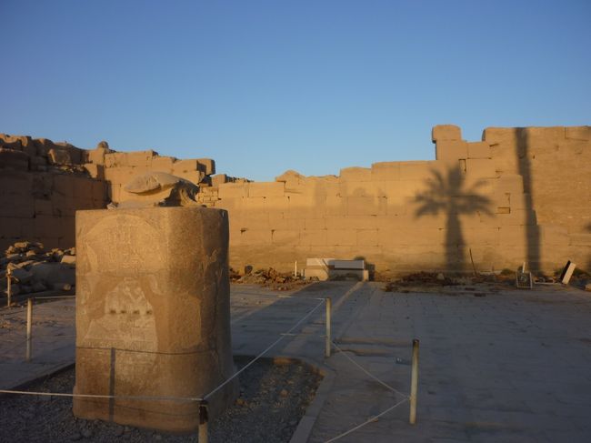 聖なる池の横にあるスカラベ。<br /><br />反時計まわりに7周し、旅の安全をお祈りした。<br /><br />リュージさんは、さくっと7周してたな。<br />俺は息がすげぇ上がった(笑)