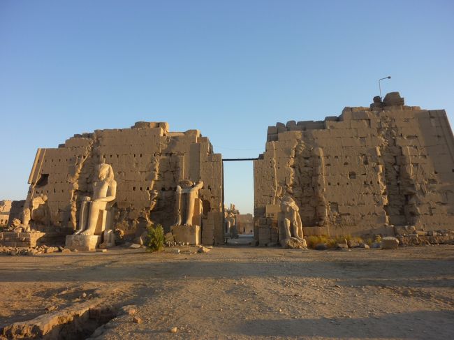 神殿を側面からパシャリ。<br />何処で写真撮っても、<br />像が写った。