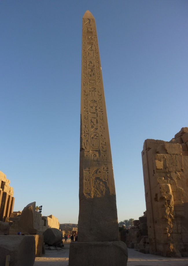 最後にもう一度オベリスクを見て、<br />カルナック神殿を後にした。<br /><br /><br />ルクソールを観光する予定の方へ。<br />朝一番に、カルナック神殿を見学する事を<br />おススメします。7:30過ぎにようやく団体客が<br />1集団来た位で、とてもゆっくり見学出来ました。