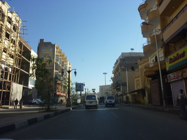 宿に戻り、朝食。<br />久しぶりにハムを食べた。<br /><br />飛行機の時間がある為、<br />慌てて荷物を部屋から降ろし、<br />8:30にチェックアウトした。<br /><br />アブシンベル神殿から一緒に旅した<br />リュージさんとはここでお別れ。<br /><br />2日間、楽しかったぜぇー。<br />卒業旅行のヨーロッパ、楽しんで来て下さいね。<br />