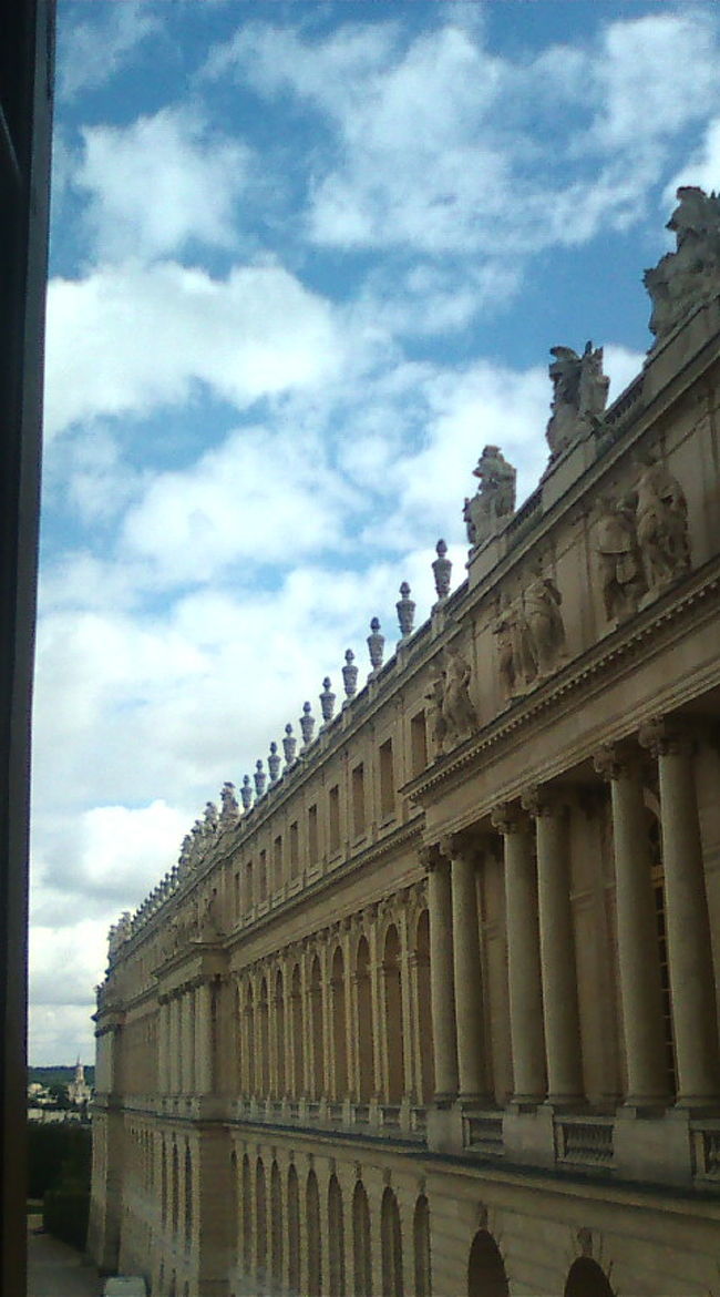 ２度目のパリでは、前回行けなかったベルサイユ宮殿へ！アンヴァリット駅からRERに乗り換えて行きました。バカンス中のベルサイユ行きのRERはほとんど観光客でした…。終点のベルサイユ・リヴ・ゴーシュ駅から右手にてくてくあるいていくと、１０分ぐらいで着きます。バスツアーで行くことも考えましたが、そんなに行き方が難しくないので、自力で行って良かったなぁと。　ベルサイユはミュージアム・パス使えます！