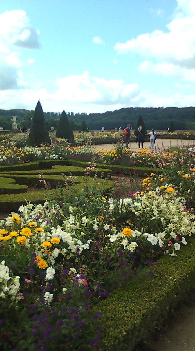 少し先に行ったところに、プティ・トランという列車型の乗り物の乗り場があります。1日乗り放題の切符を買い、並びます。