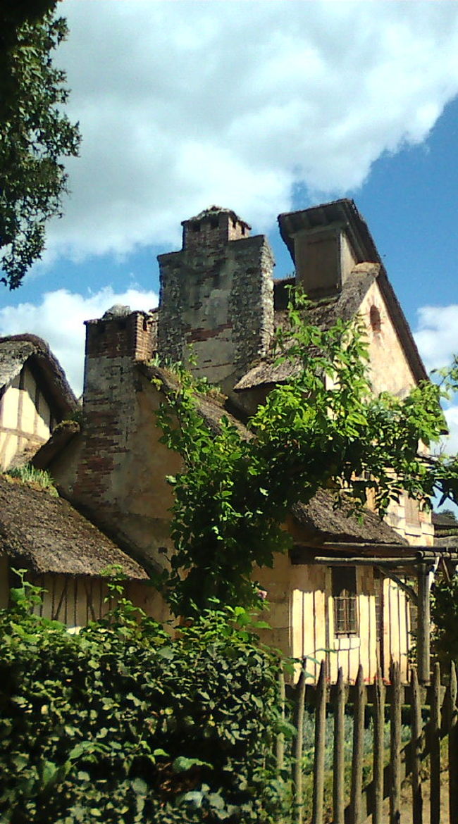 プティ・トリアノンに到着。マリーアントワネットが息の詰まる宮殿の生活から離れ、素朴な田園生活を楽しんだとされる場所。作られた村里や劇場は、こじんまりとしているけれど、かわいらしい佇まいでマリーアントワネットのセンスのよさが感じられます^^